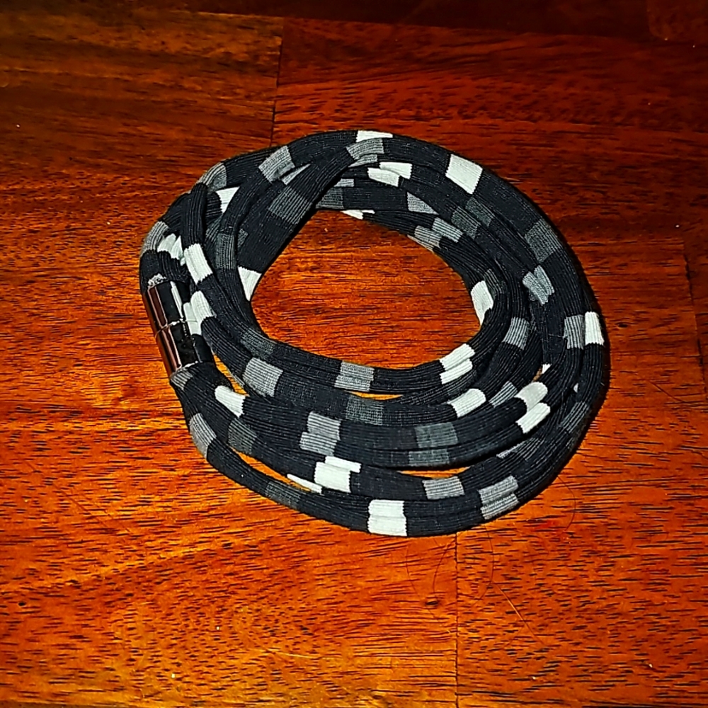 Nwots magnetic multi way jewlery. Black,white,gray.